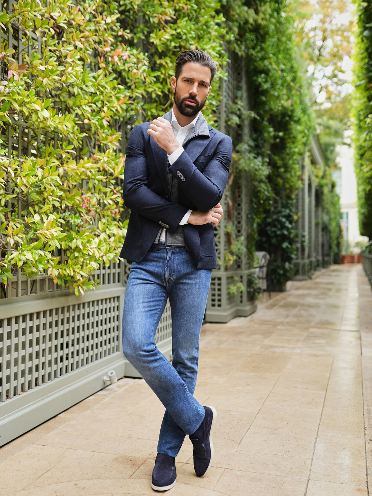 Consiglieri: light blue jeans with a navy jacket and matching shoes