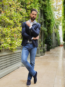 Consiglieri: light blue jeans with a navy jacket and matching shoes