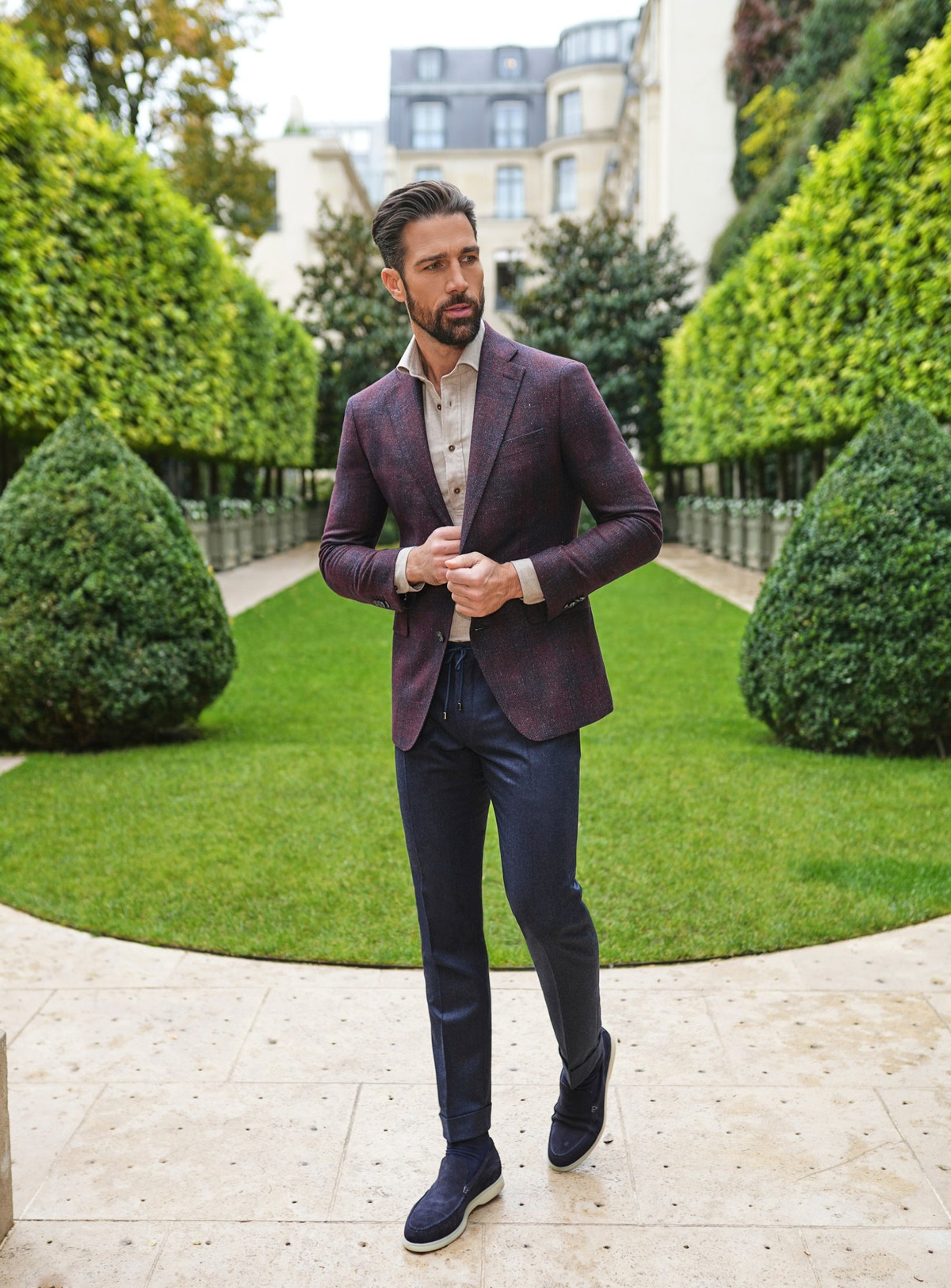 Consiglieri Toulouse: navy trousers with a plum jacket and navy shoes