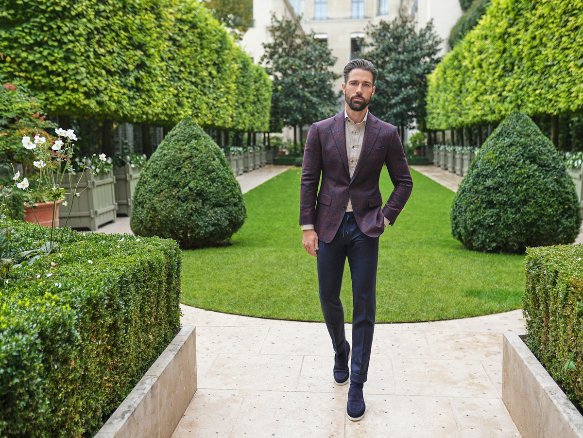 Consiglieri Toulouse: navy trousers with a plum jacket and navy shoes
