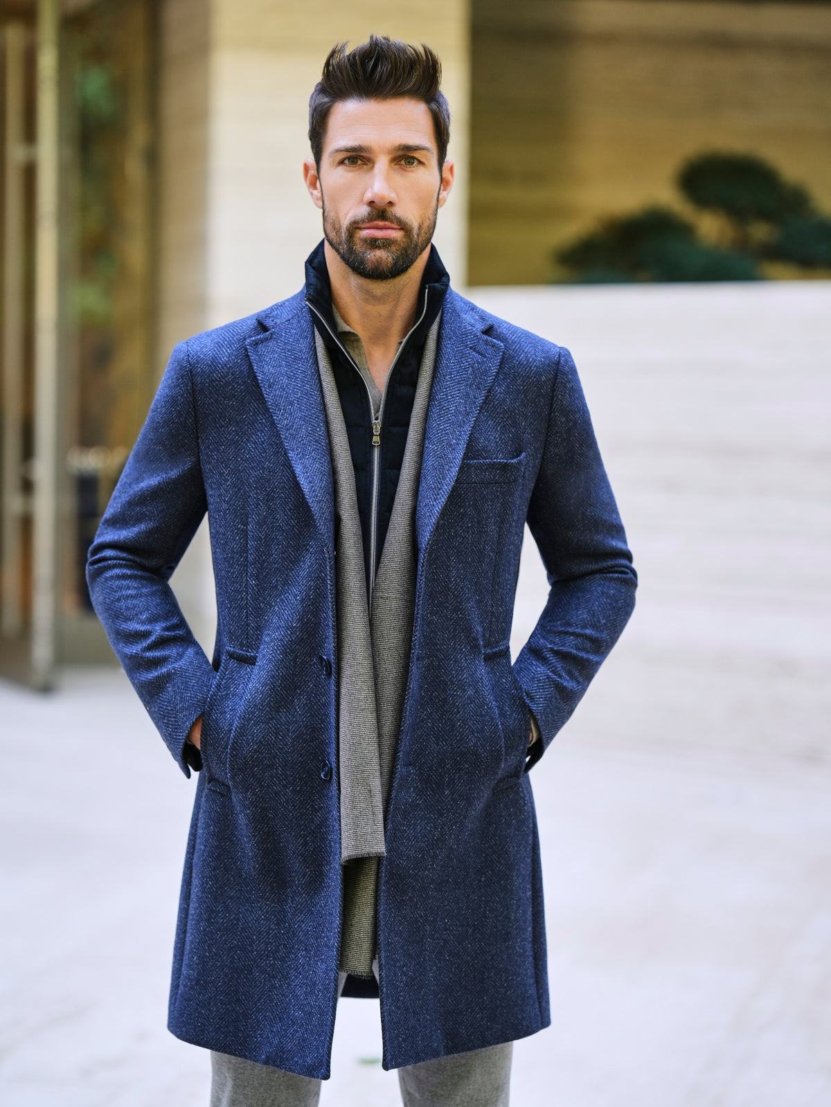 Consiglieri Aspen: blue overcoat with lapels and a straight silhouette