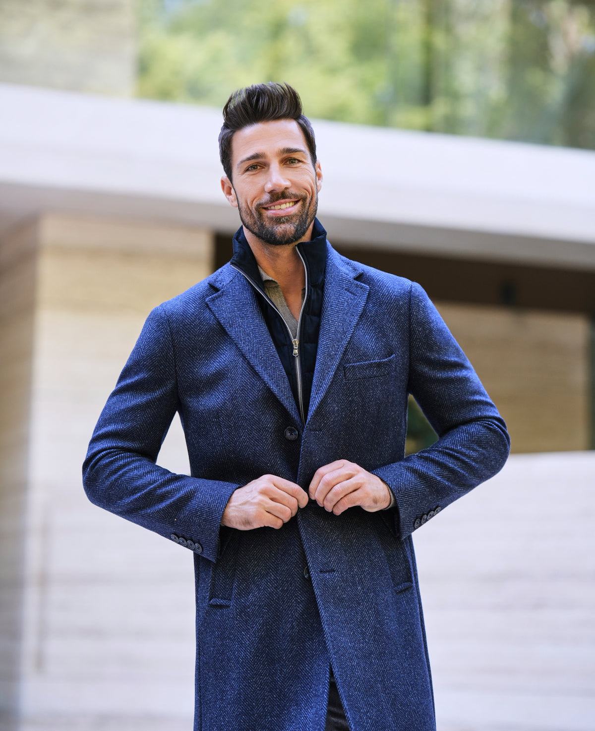 Consiglieri Aspen: blue overcoat with lapels and a straight silhouette