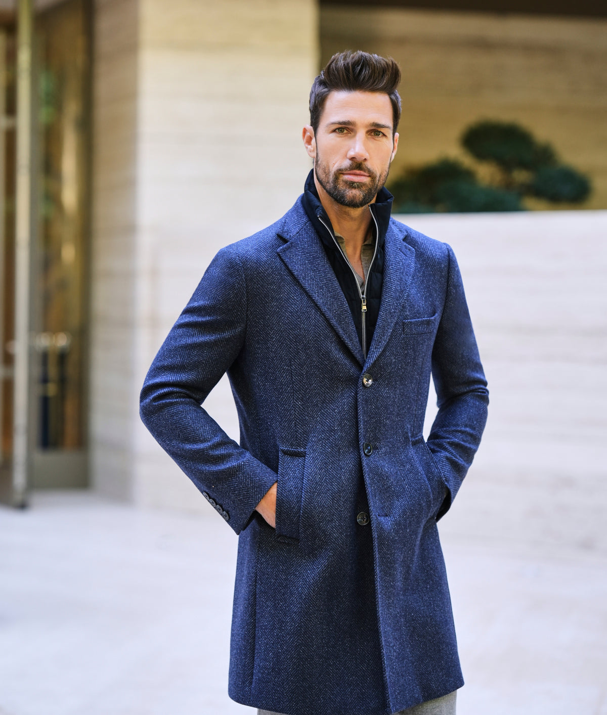Consiglieri Aspen: blue overcoat with lapels and a straight silhouette