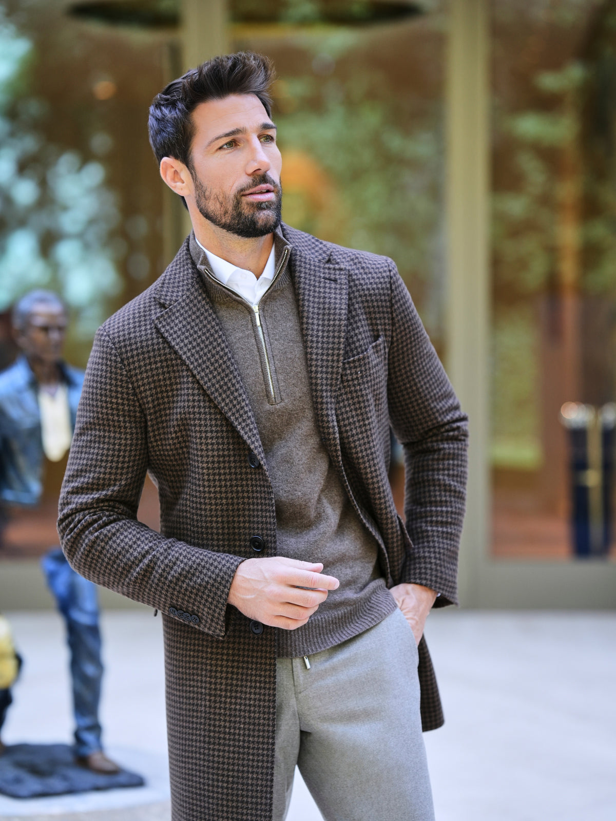 Consiglieri Cambridge: brown overcoat with a subtle checked pattern and grey trousers