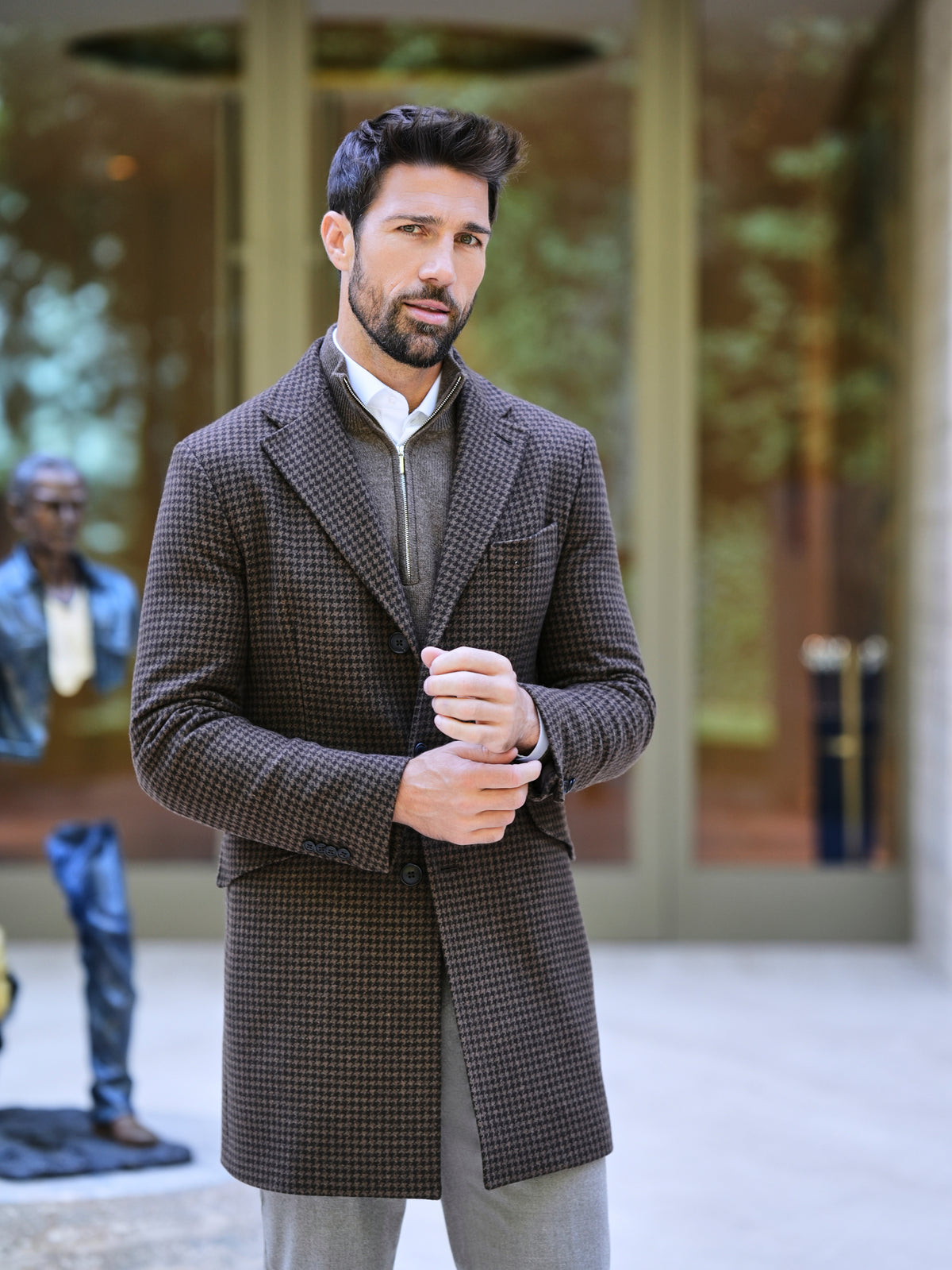 Consiglieri Cambridge: brown overcoat with a subtle checked pattern and grey trousers