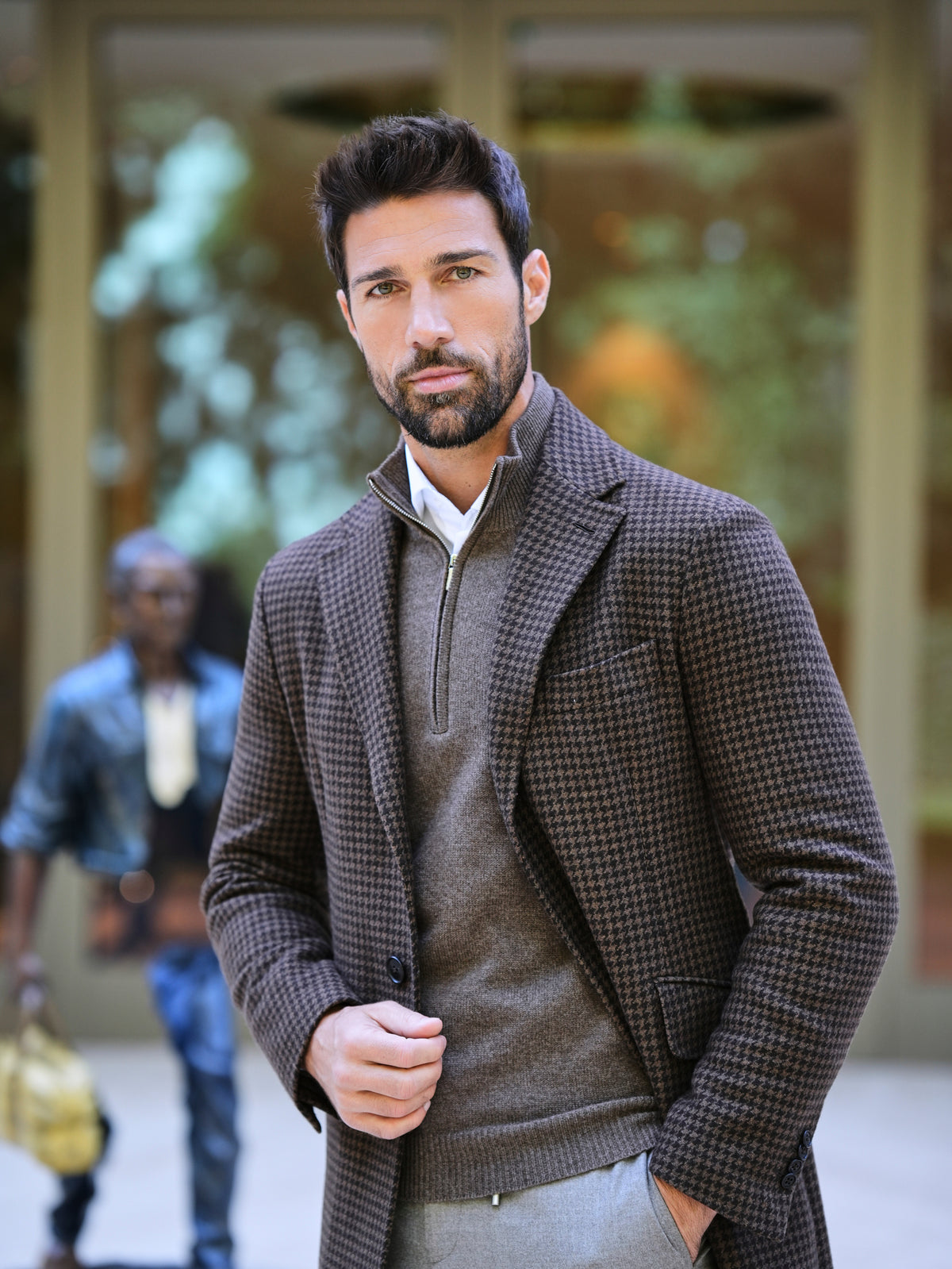 Consiglieri Cambridge: brown overcoat with a subtle checked pattern and grey trousers