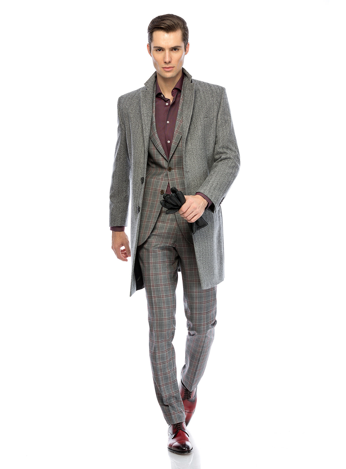 Consiglieri Soho: grey overcoat with lapels and an elongated silhouette