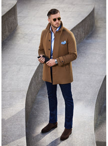Consiglieri Chelsea: camel overcoat with a raised collar and blue pocket square