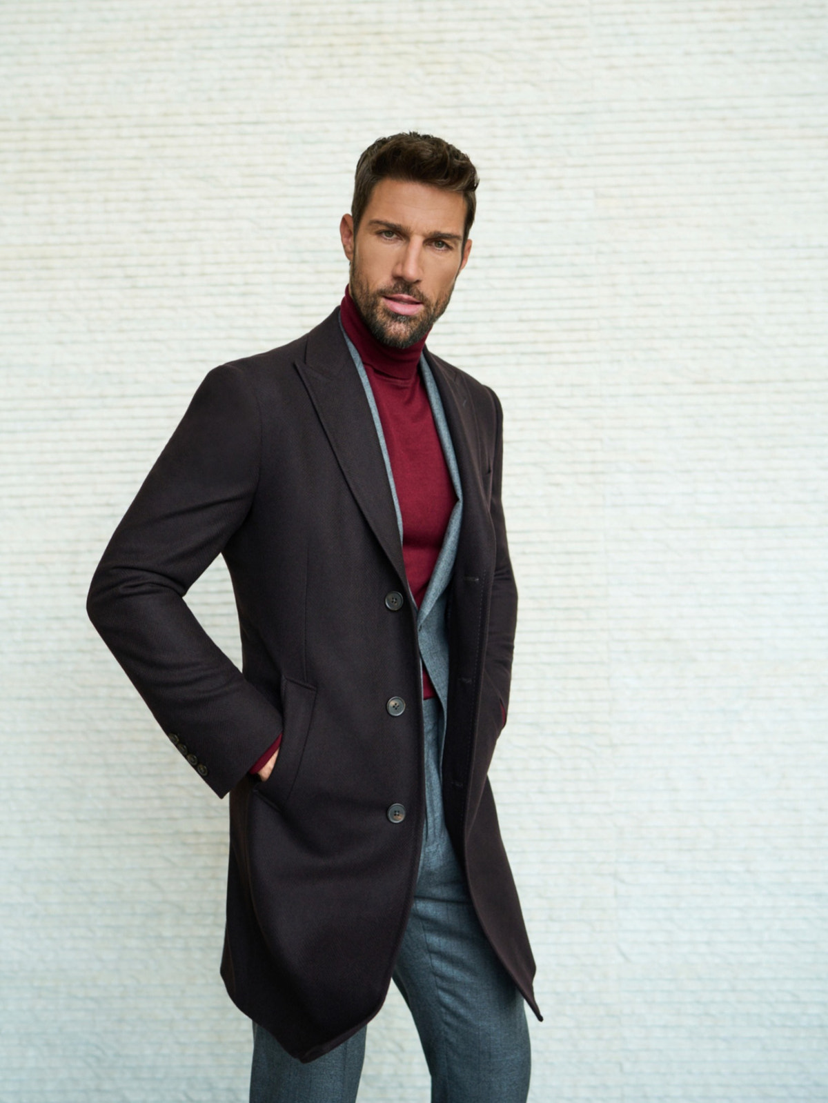 Consiglieri Meribel: dark overcoat with a burgundy roll-neck and grey suit