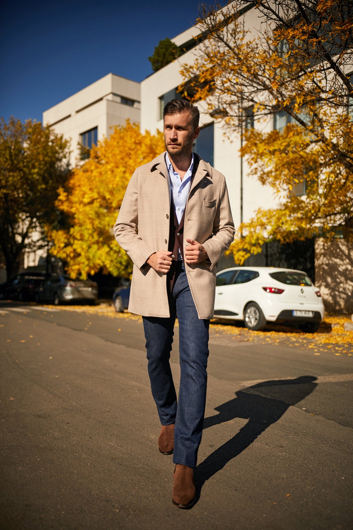 Consiglieri Brescia: taupe overcoat with a light scarf and navy trousers