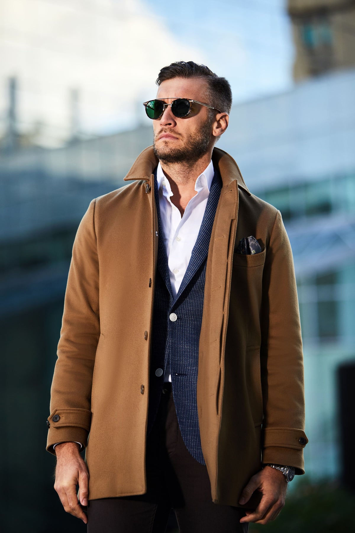 Consiglieri Chelsea: camel overcoat with a raised collar and blue pocket square