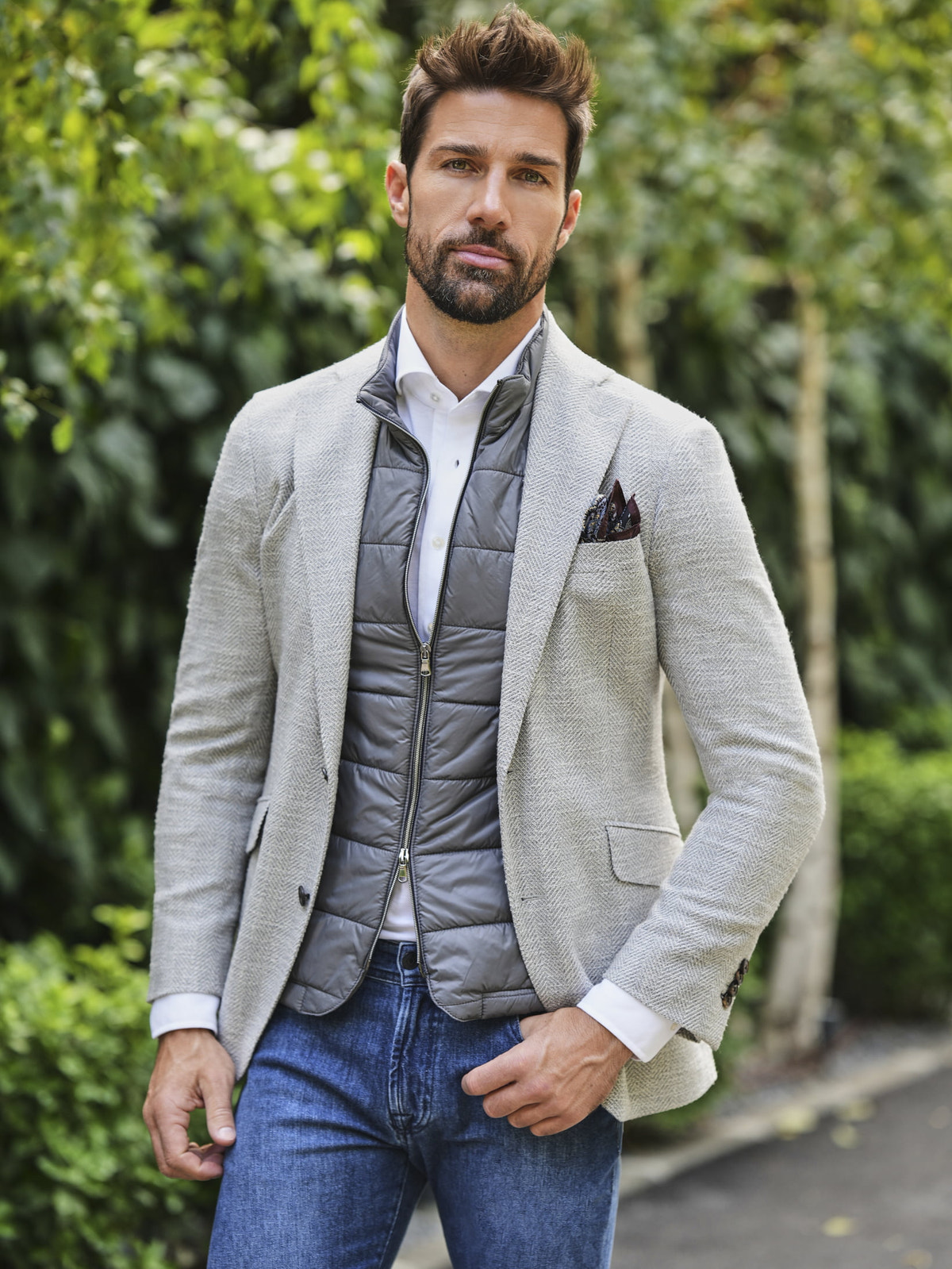 Consiglieri: grey quilted gilet styled with a light jacket and jeans
