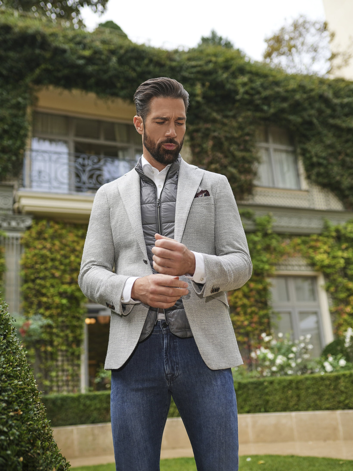 Consiglieri: grey quilted gilet styled with a light jacket and jeans
