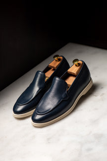 Consiglieri: navy loafers with a smooth finish and pale soles