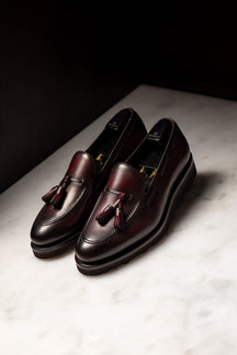 Consiglieri: burgundy tassel loafers with a polished finish