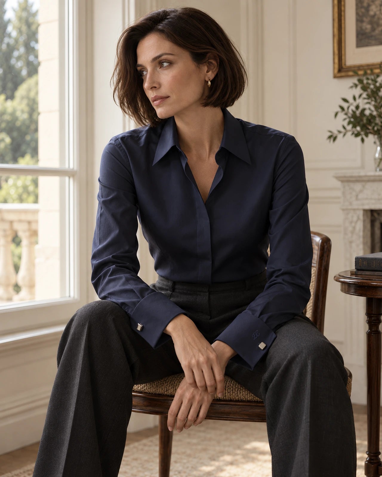 Stella: Elongated collar points. Square double cuffs for cufflinks.